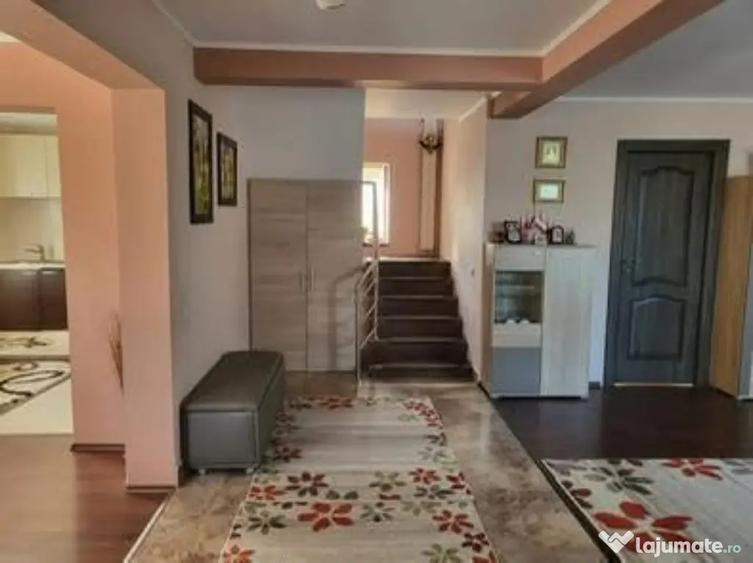 Casă cu 7 camere în Săucești