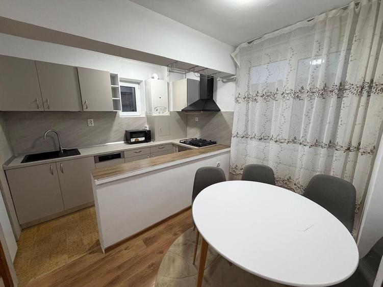 Apartament cu 3 camere decomandat, mobilat în P-ța Unirii