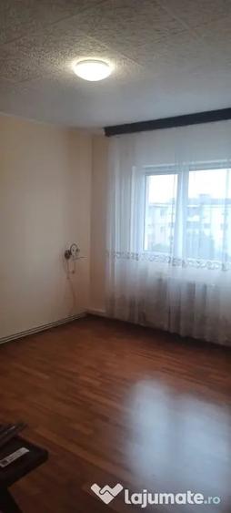 Apartament cu 3 camere decomandat în 1 Decembrie