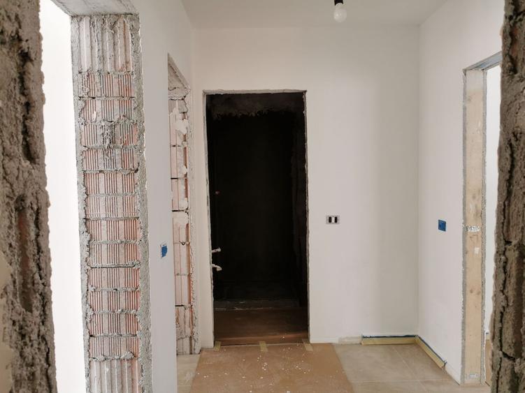 Apartament cu 4 camere decomandat în Tractorul