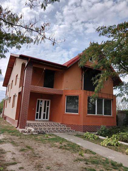 Casă cu 6 camere cu Teren 1300 Mp în Săbăreni