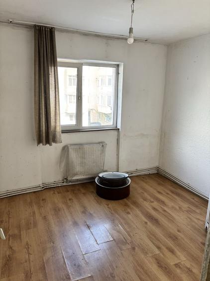 Apartament cu 4 camere decomandat în Burdujeni