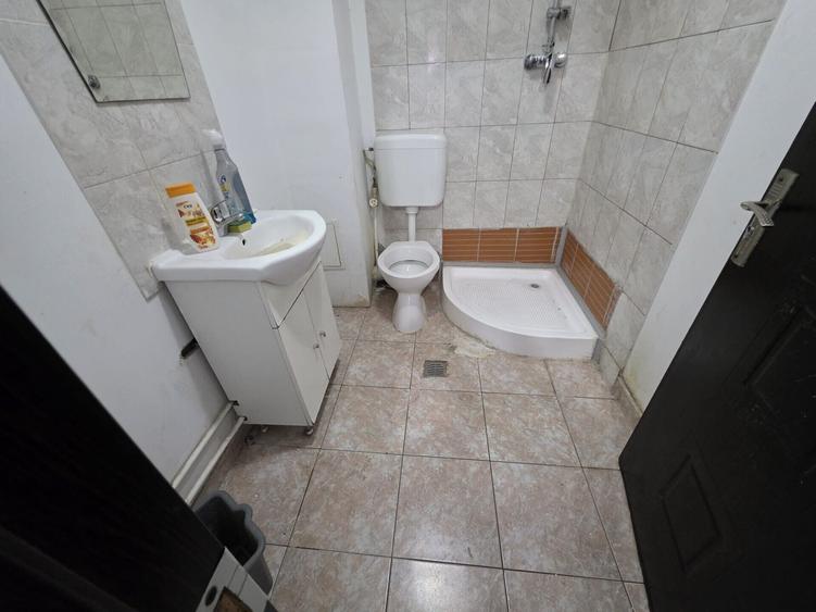 Casă individuală cu 4 camere cu Canalizare în Baba Novac