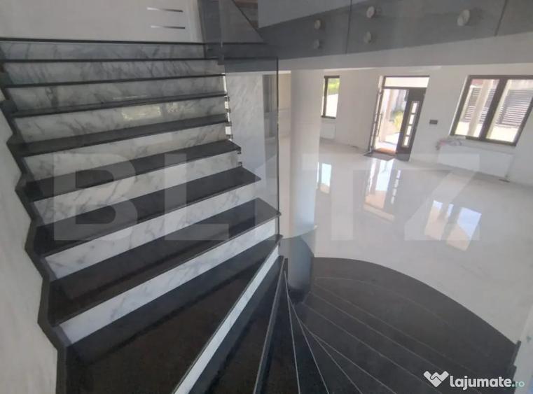Casă cu 7 camere cu Teren 489 Mp în Central