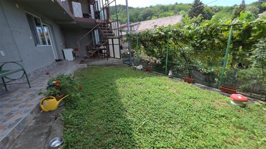 Casă individuală cu 8 camere cu Canalizare în Central