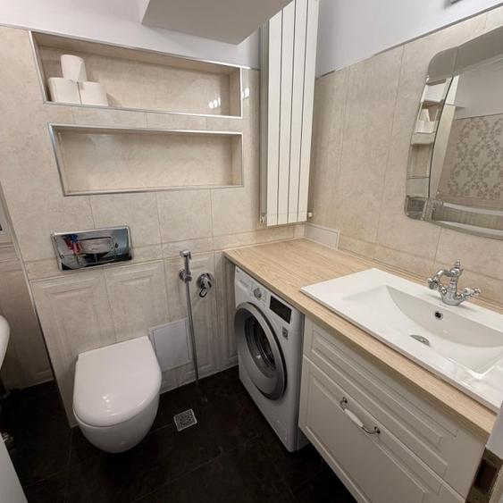 Apartament cu 3 camere semidecomandat, mobilat în Decebal
