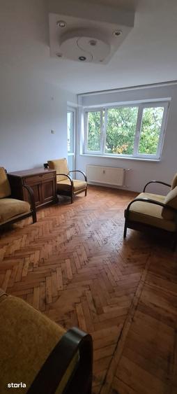 Apartament cu 3 camere semidecomandat în Giulești