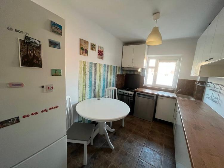Apartament cu 3 camere semidecomandat în 1 Mai