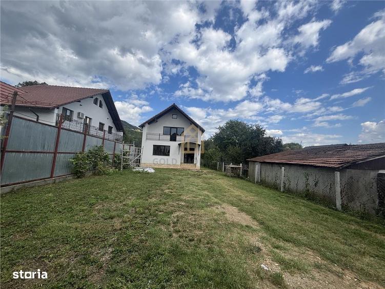 Casă cu 4 camere în Valea Borcutului