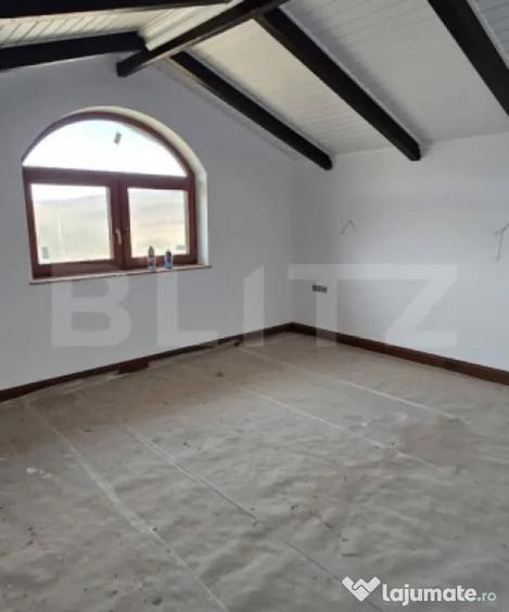 Casă cu 5 camere cu Teren 1000 Mp în Almașu Mic