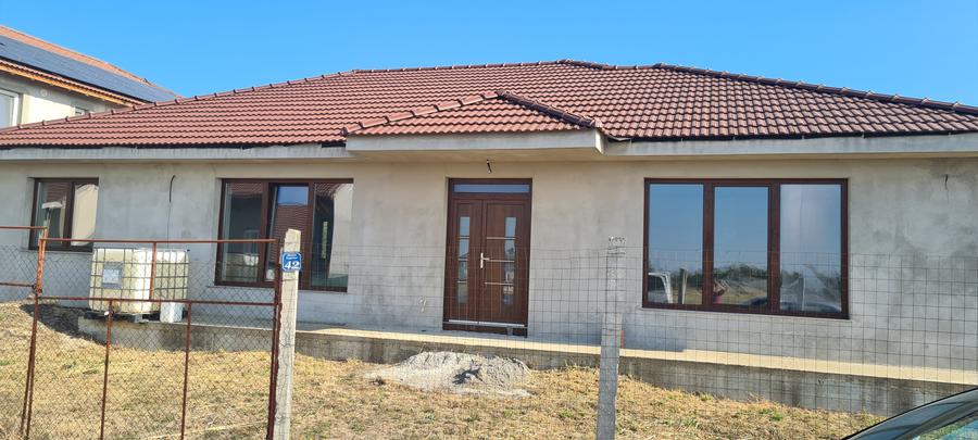 Casă individuală cu 4 camere cu Canalizare în Episcopia Bihorului