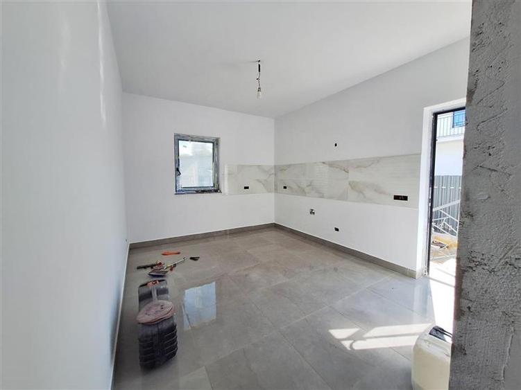 Casă cu 4 camere cu Teren 430 Mp în 9 Mai