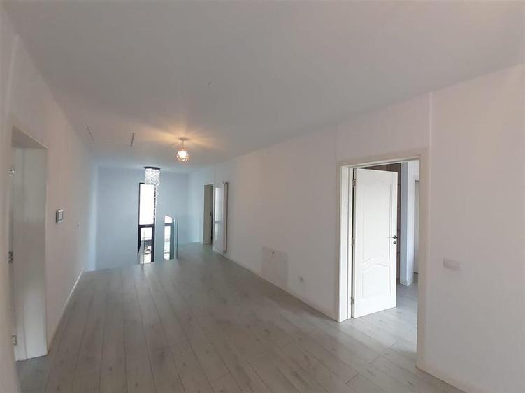 Casă cu 5 camere cu Teren 400 Mp în Lețcani