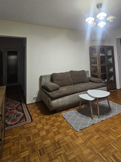 Apartament cu 3 camere semidecomandat în Craiovița Nouă