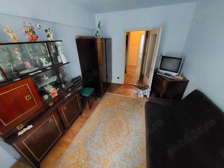 Apartament cu 3 camere semidecomandat în Sud