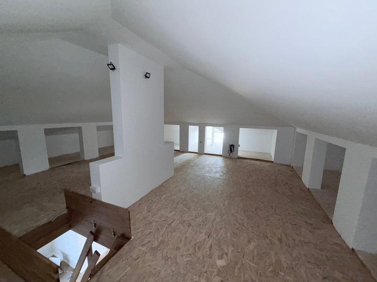 Casă individuală cu 5 camere cu Teren 500 Mp în Central