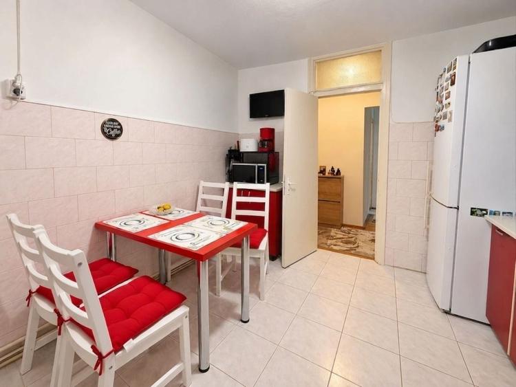 Apartament cu 3 camere decomandat, mobilat în Girocului
