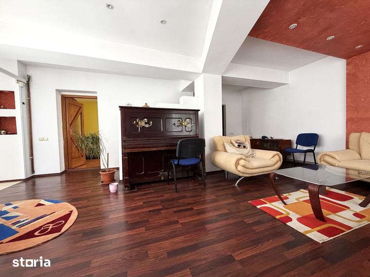 Casă cu 5 camere cu Teren 430 Mp în Mihai Bravu