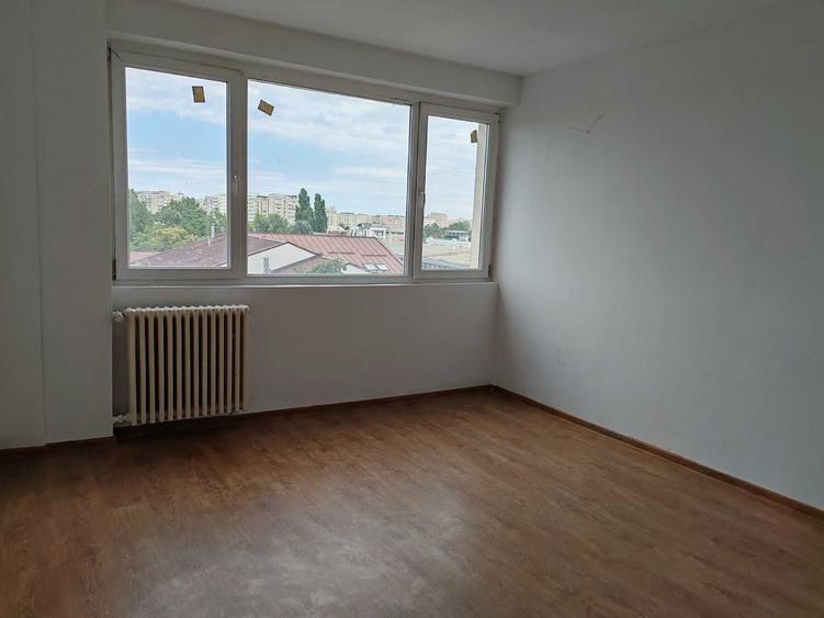 Apartament cu 3 camere semidecomandat în Ștefan cel Mare
