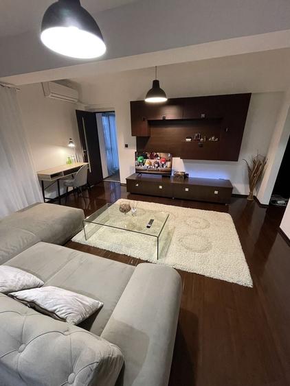 Apartament cu 3 camere semidecomandat în Central