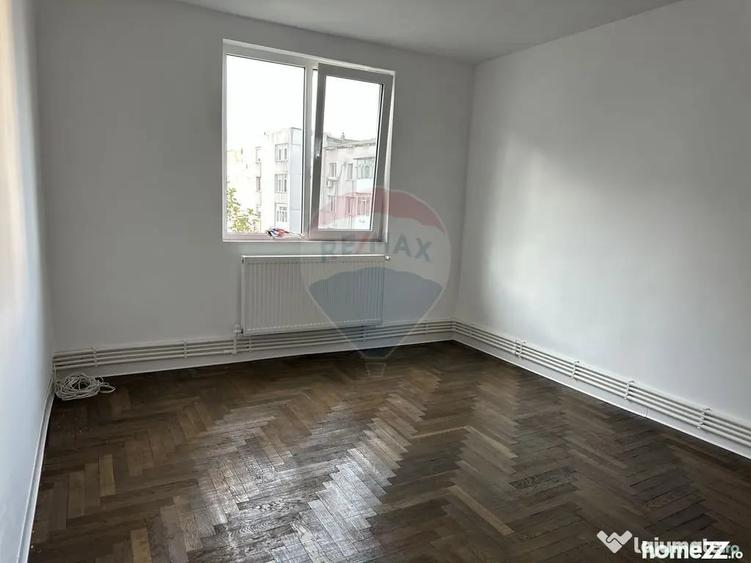Apartament cu 4 camere decomandat în Central