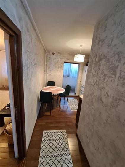 Apartament cu 3 camere decomandat, mobilat în Nicolina