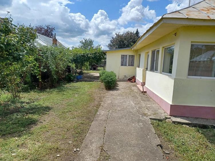 Casă cu 3 camere cu Teren 600 Mp în Bărcănești
