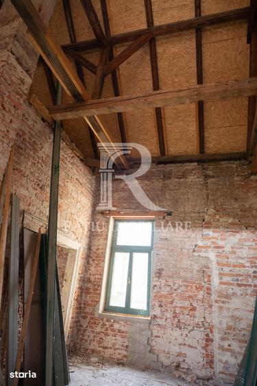 Casă cu 10 camere cu Teren 1308 Mp în Central