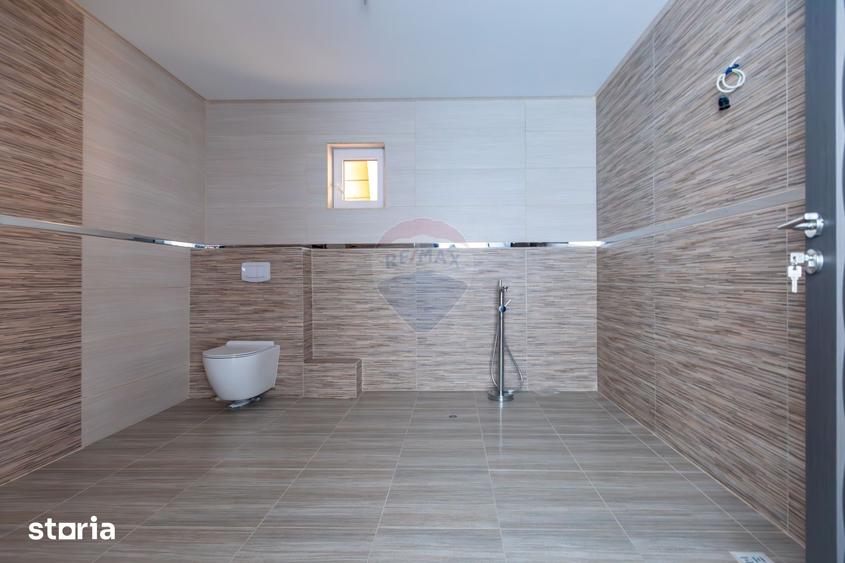 Casă cu 5 camere cu Teren 1000 Mp în Sărata