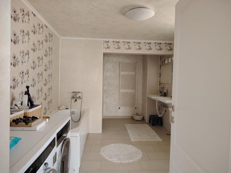 Casă cu 3 camere în Ghioroc