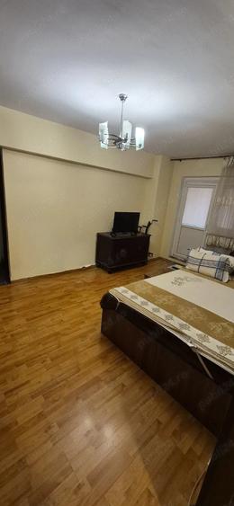 Apartament cu 3 camere semidecomandat, mobilat în Titan