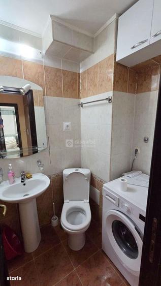 Apartament cu 3 camere semidecomandat, mobilat în Semicentral
