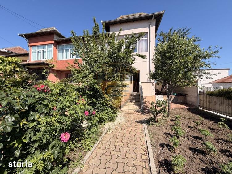 Casă cu 4 camere cu Teren 300 Mp în Central