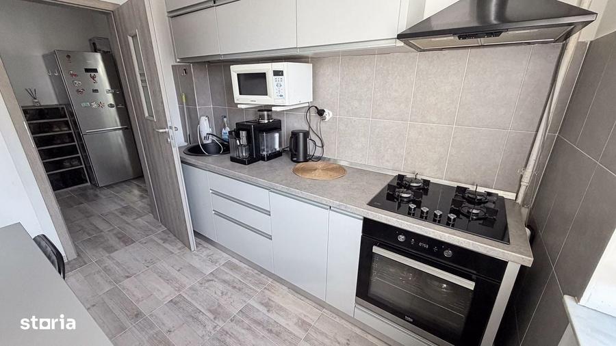 Apartament cu 3 camere semidecomandat în Calea București