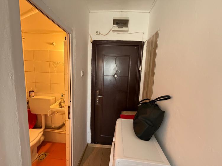 Garsoniera cu baie,str.Alunisului,etaj 3 - 4