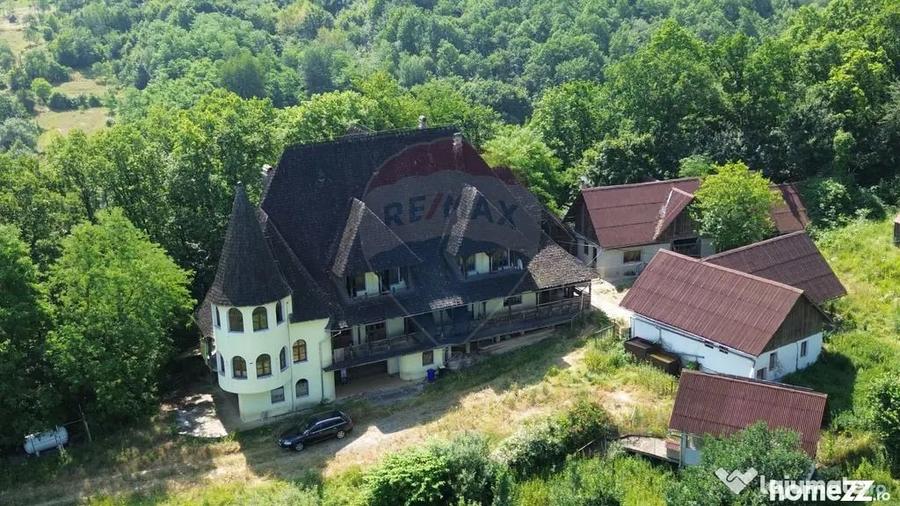 Casă cu 10 camere cu Teren 24700 Mp în Berchez