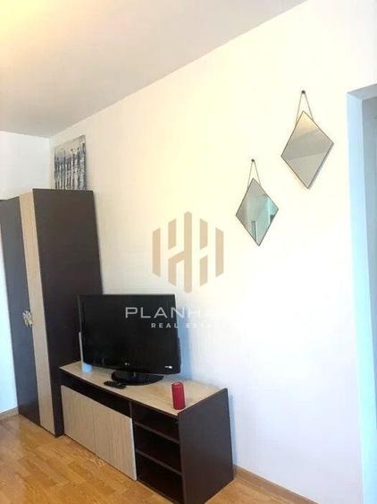 Apartament cu 3 camere semidecomandat în Vest