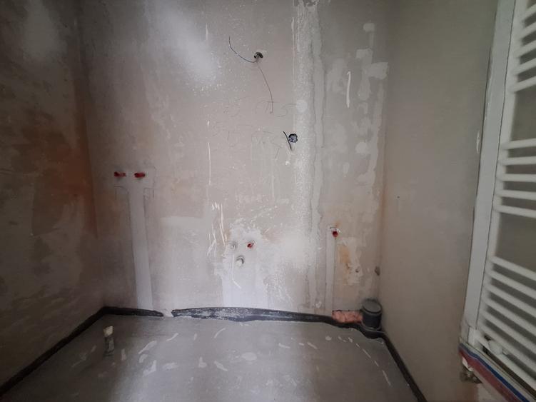 Apartament cu 3 camere semidecomandat în Florești