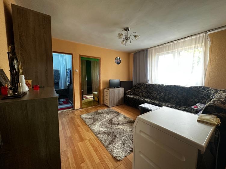 Apartament cu 3 camere semidecomandat în Decebal