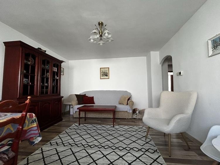 Apartament cu 4 camere decomandat în Central