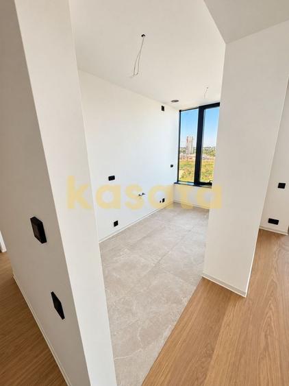 Apartament cu 3 camere semidecomandat în Barbu Văcărescu