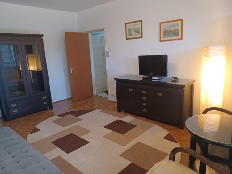 Apartament cu 3 camere semidecomandat în Calea Călărașilor
