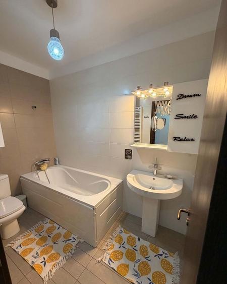 Apartament cu 3 camere semidecomandat în Berceni