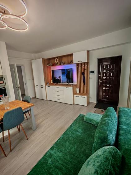 Apartament cu 3 camere decomandat în Exterior Vest