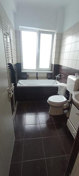 Apartament cu 3 camere semidecomandat în Tineretului
