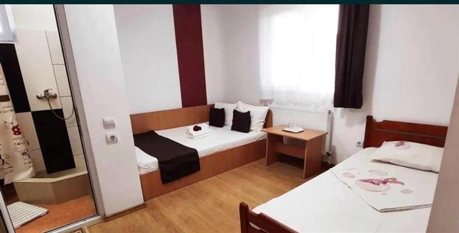 Casă cu 10 camere cu Canalizare în Est