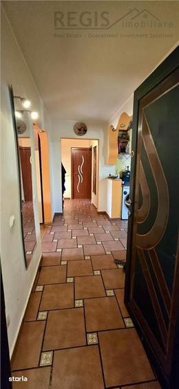 Apartament cu 4 camere decomandat în Tractorul