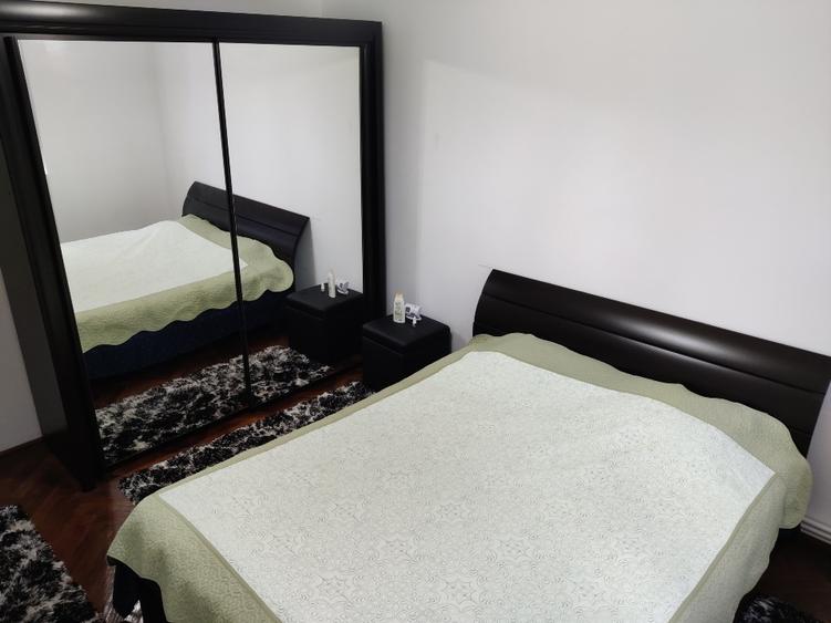 Apartament cu 3 camere semidecomandat în Far