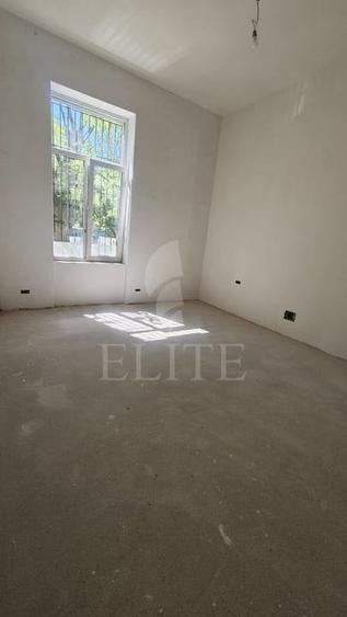 Apartament cu 4 camere semidecomandat în Central