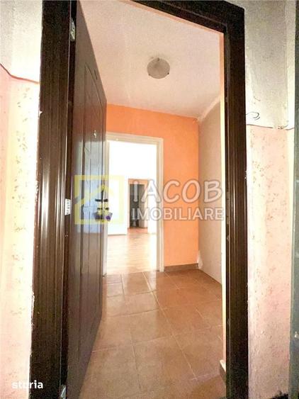 Apartament cu 3 camere semidecomandat în Republicii